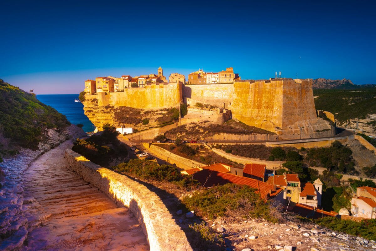 Bonifacio di sera, una città costruita sulle scogliere nel sud della Corsica