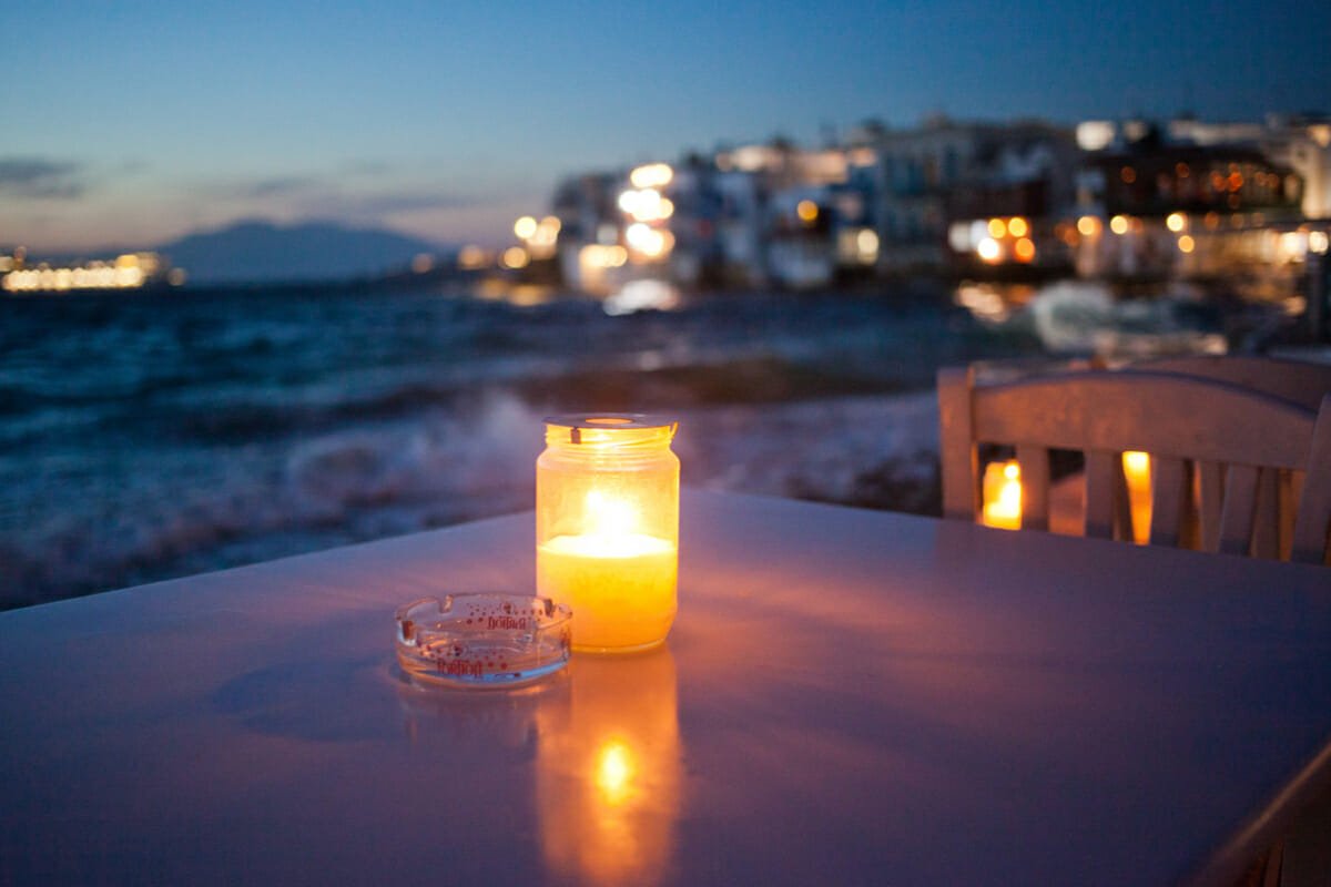 tavolo romantico vista mare di notte