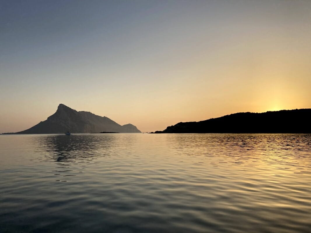 Cala Girgolu con Vista su Isola Tavolara al Tramonto