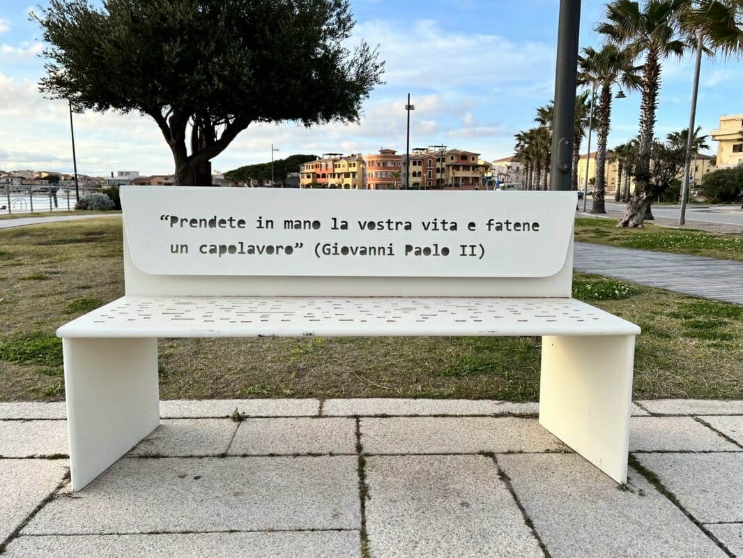 Foto Panchina Lungomare Golfo Aranci Frase Giovanni Paolo II
