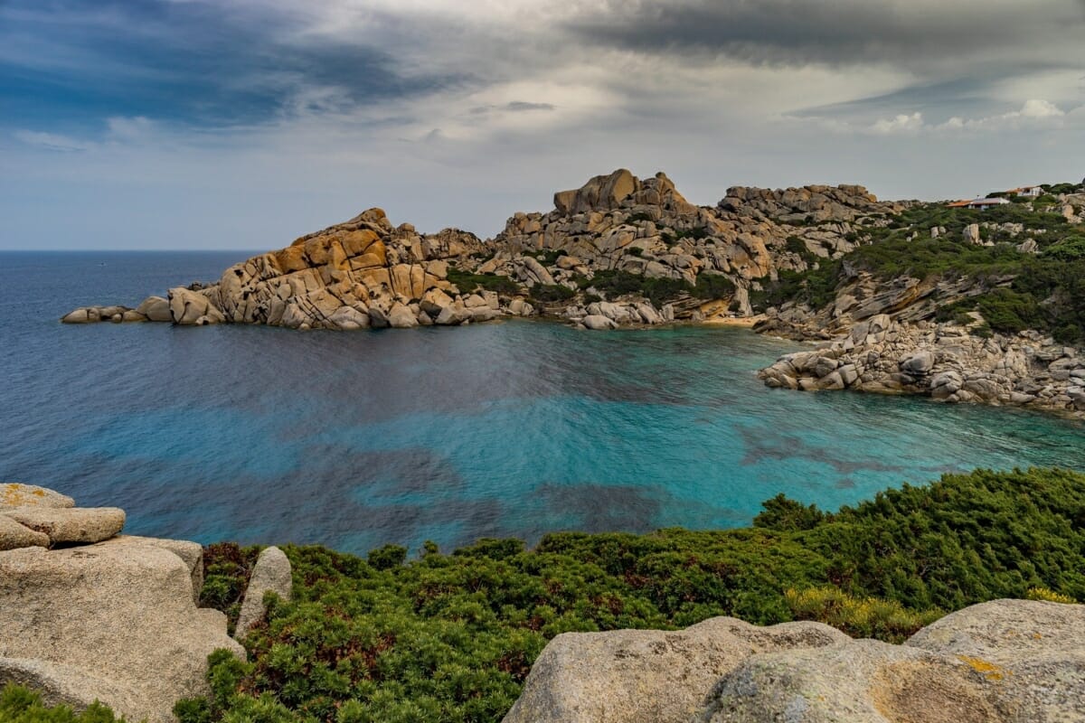 Piccola baia nascosta con rocce e vegetazione