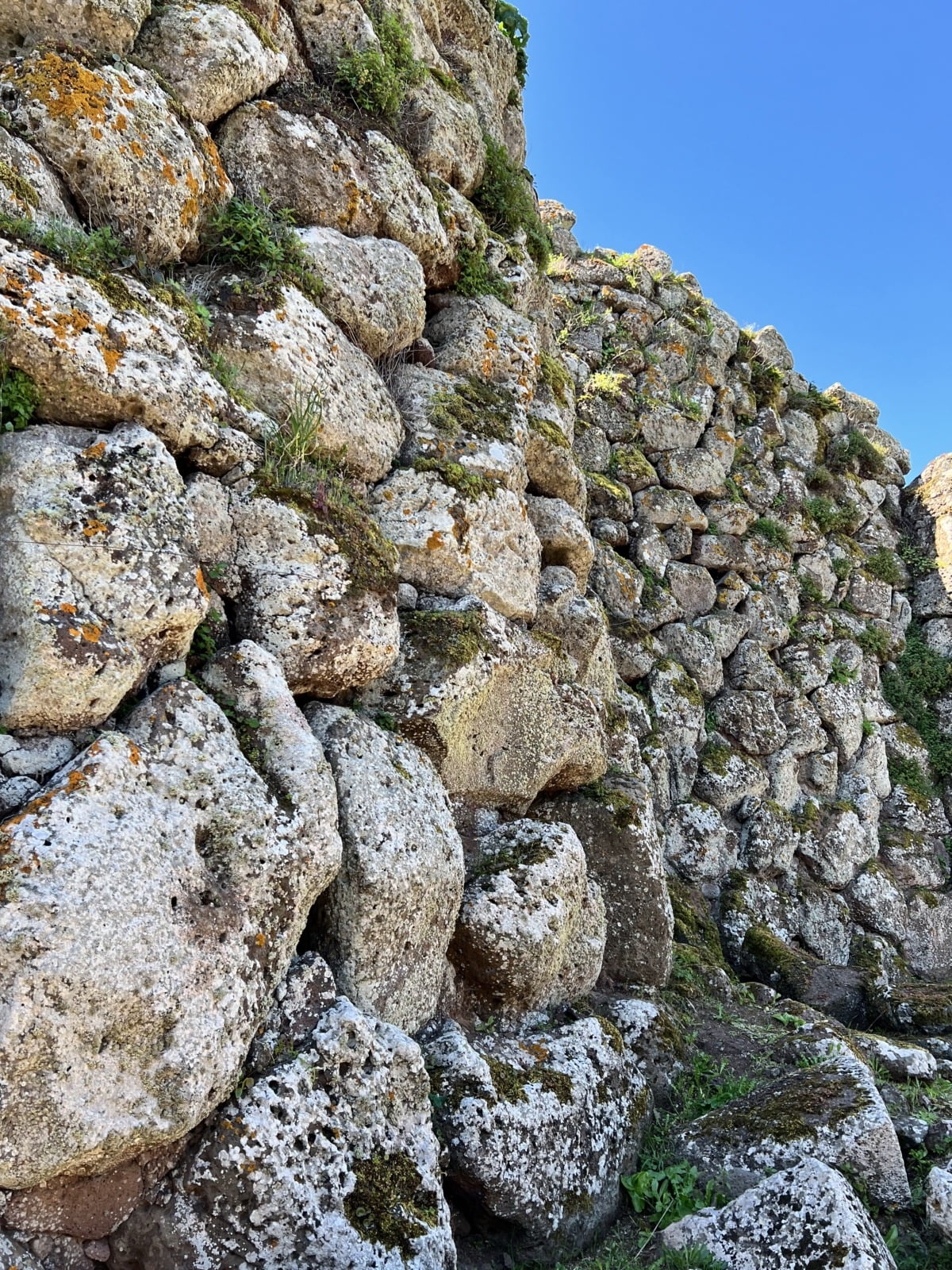 Dettaglio mura Nuraghe Arrubiu