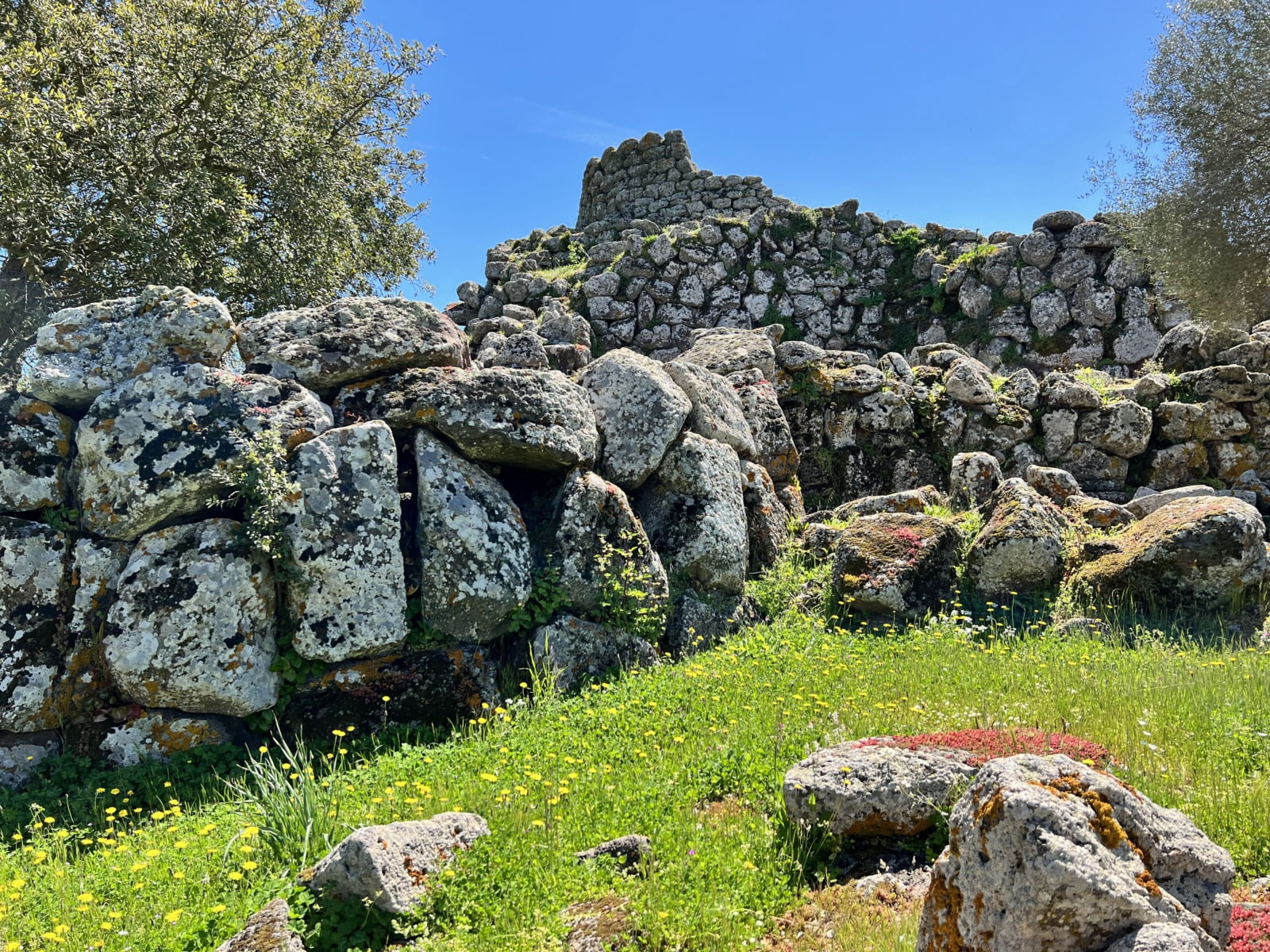Nuraghe Arrubiu Visto dal basso