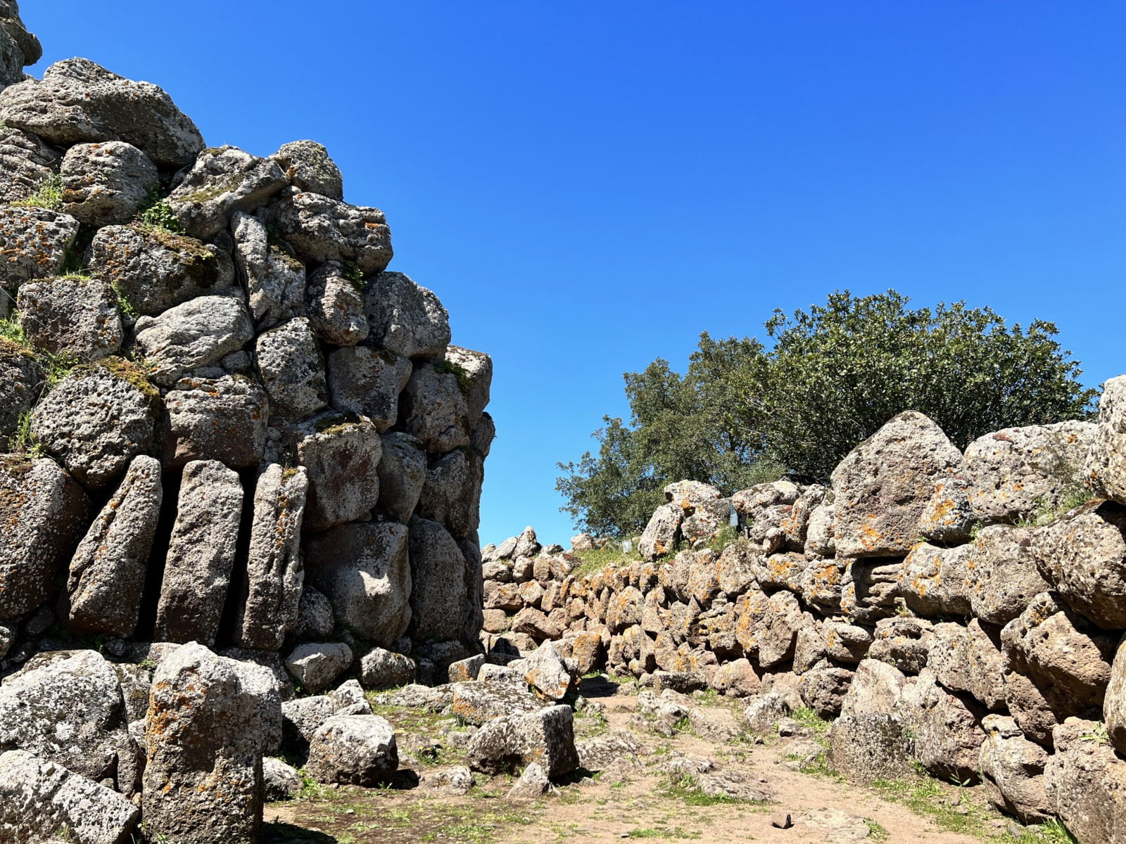Nuraghe Arrubiu camminamento