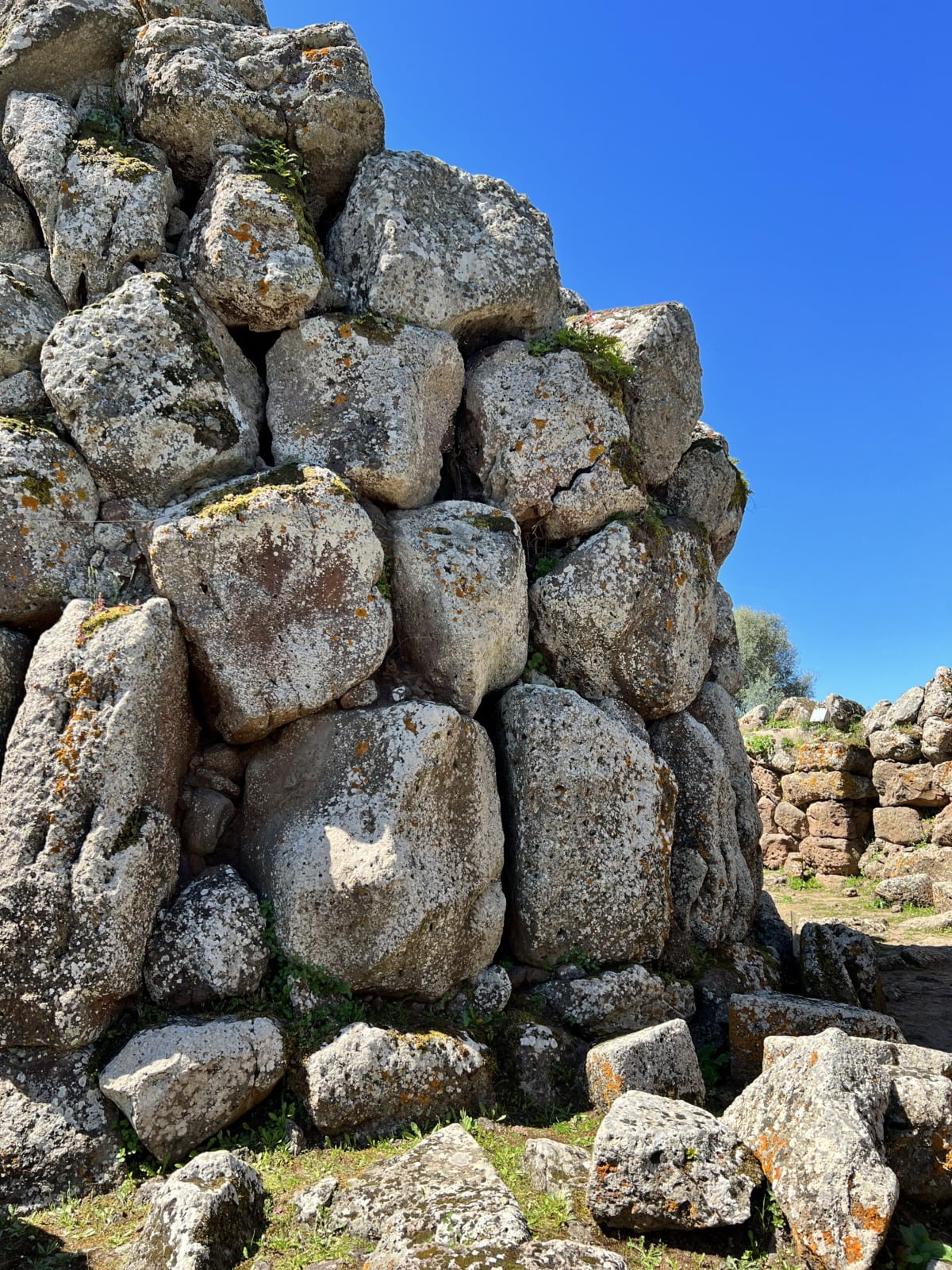 Nuraghe Arrubiu enormi rocce esterne