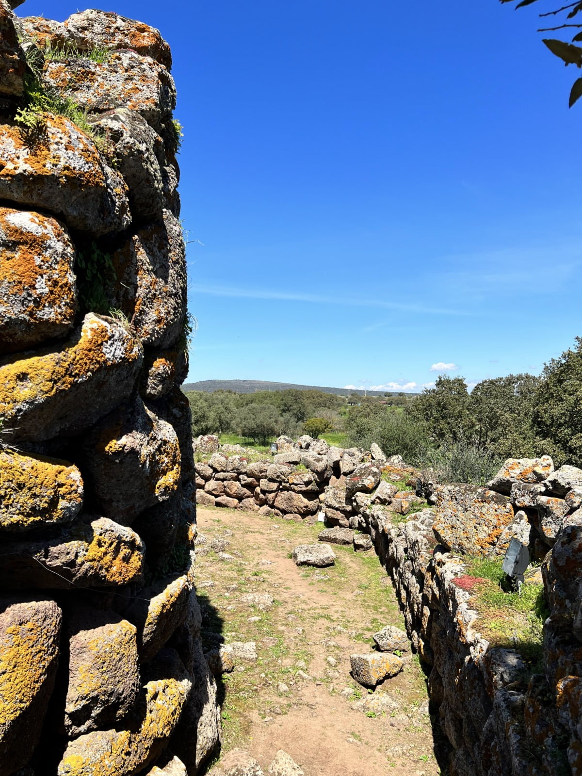 Nuraghe Arrubiu particolare vista su cortile