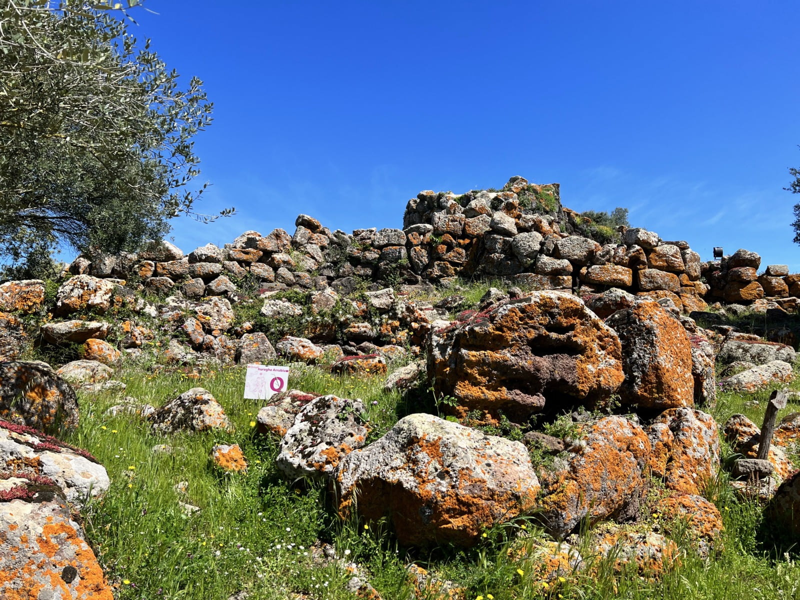 Nuraghe Arrubiu rocce area Q