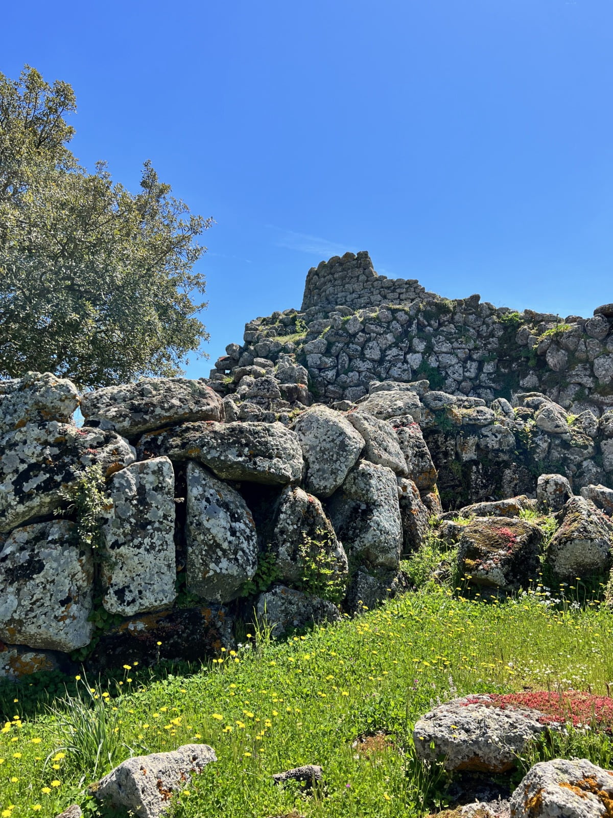 Nuraghe Arrubiu vista dal basso