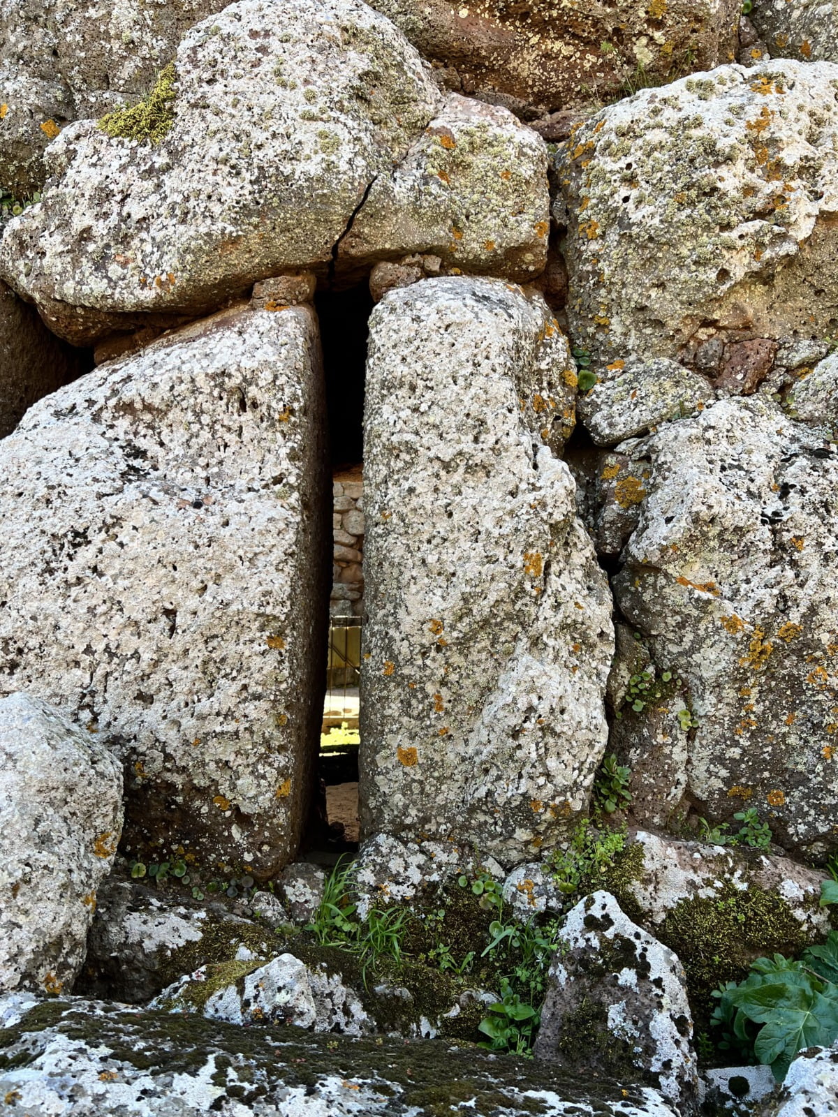 Nuraghe Arrubiu vista sugli interni